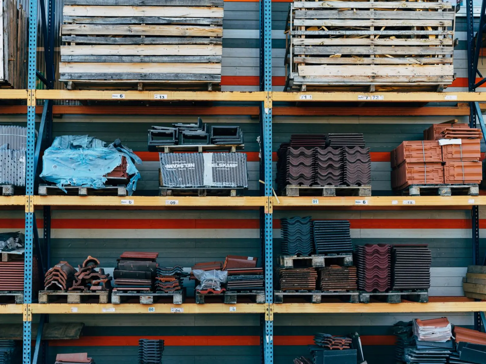 Materiales de construcción ordenados en estanterías, listos para preparar pedidos